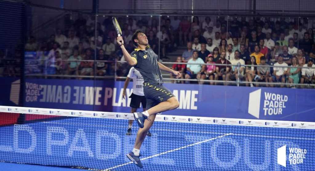 sacar la pelota de la pista con salto