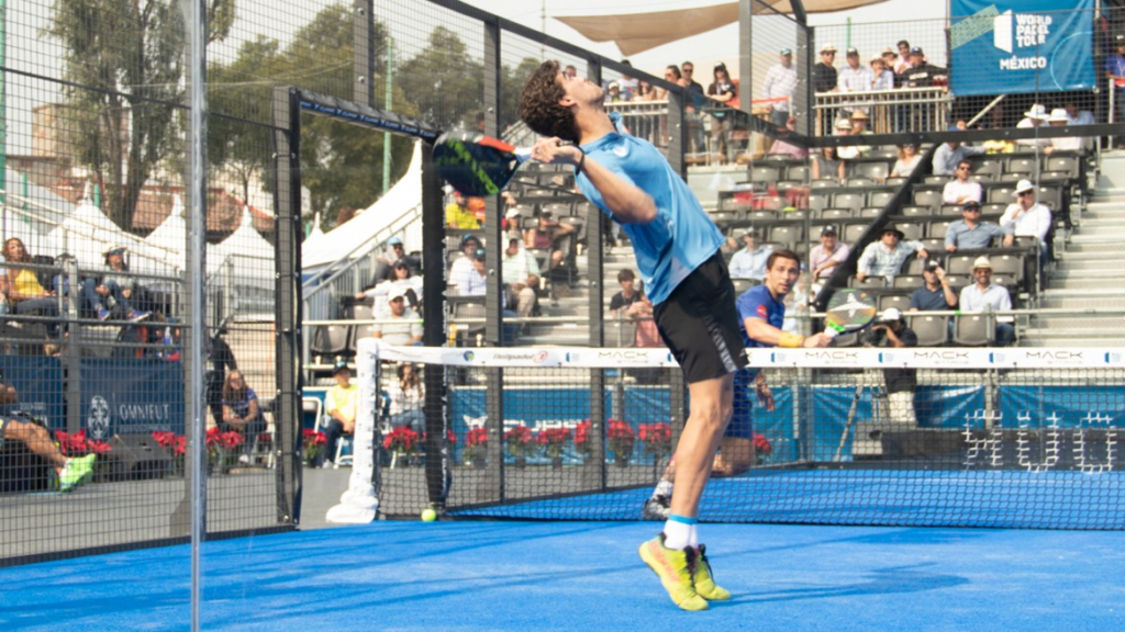 sacar la pelota de la pista de pádel